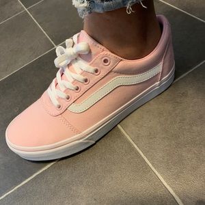 Women’s New lo-ward light pink Vans size 8.5